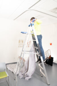 No ladder needed for routine curtain changes